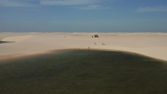 空中：风筝冲浪，在Lencois马拉亨塞斯，巴西北部的沙丘。
