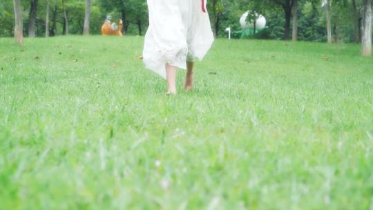 小女孩在草地上奔跑的脚步慢镜头视频素材