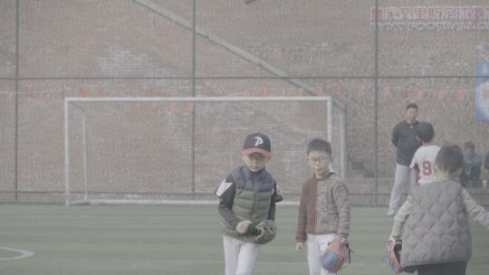 成都西村大院孩子打棒球运动