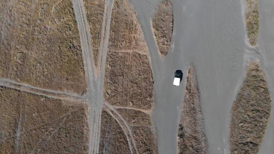 航拍一辆越野车行驶在沙漠上