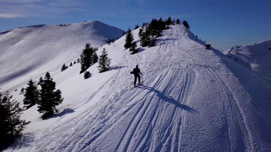 滑雪者在上山视频素材模板下载