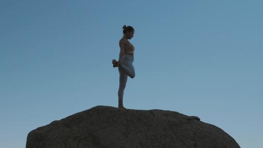 193_一个在巨石上做瑜伽的女人