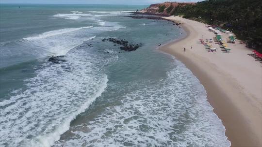 沿着巴西阿瓜海滩泛舟蓝水和悬崖边海滩白沙。
琵琶海滩，巴西