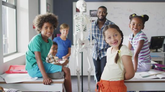 解剖课上快乐的非裔美国教师和不同学生的视频视频素材模板下载