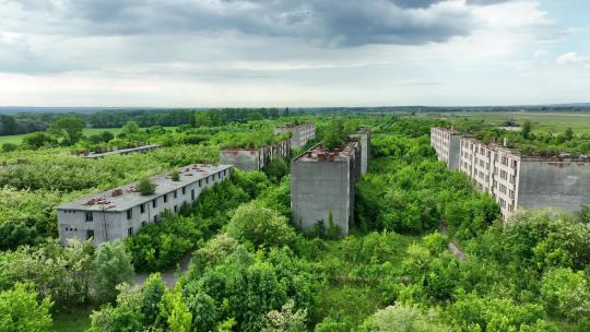 匈牙利Sarmellek村废弃住宅区的鸟瞰图