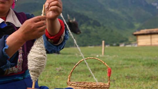 藏族妇女纺线织布劳作手工