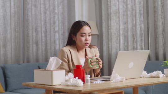 女人在家工作时喝热水视频素材模板下载