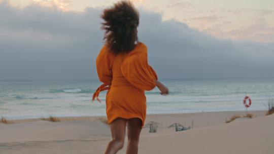 女人沙滩上奔跑