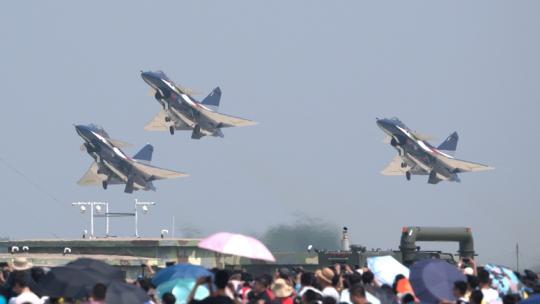 稳定：长春航展空军八一飞行表演队歼10战机
