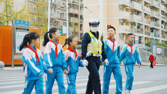警察护送学生过马路 教师学生谈心