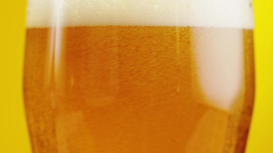 啤酒在玻璃杯中的慢镜头特写
