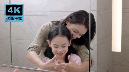 母亲给女儿洗手消毒儿童洗手注意卫生健康视频素材模板下载