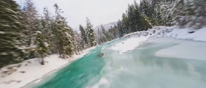 冬季森林河流雪景穿越机航拍