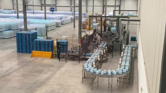 济南普利思饮用水生产车间，瓶装水生产线
