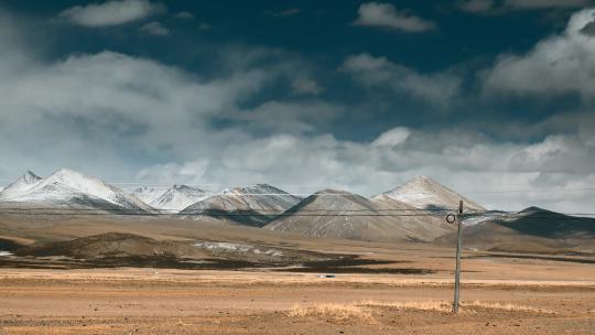 西藏旅游风光219国道车窗外冈底斯山脉视频素材模板下载