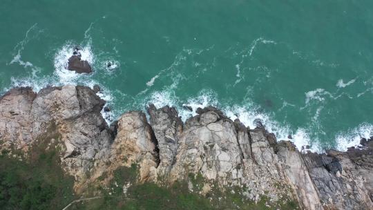 海浪拍打着岩石山海相依视频素材模板下载