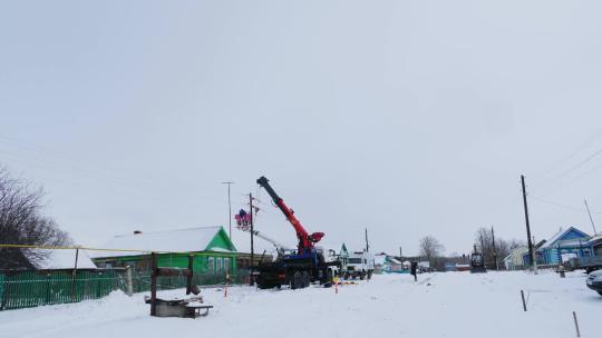 技师在冬季修理村庄的电线