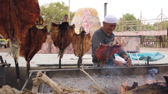 新疆当地人烤鱼