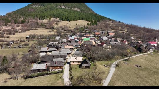 斯洛伐克历史悠久的斯洛伐克村庄Vlkolinec的鸟瞰图视频素材模板下载
