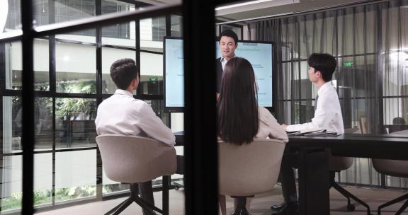 领导在会议上给同事加油打气