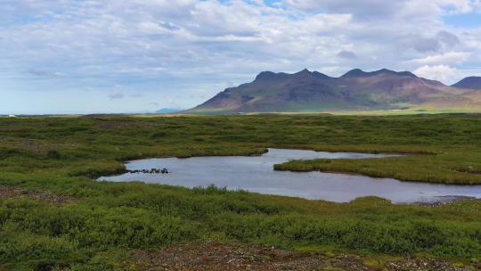 冰岛。山、田野和河流的鸟瞰图。冰岛白天的风景。