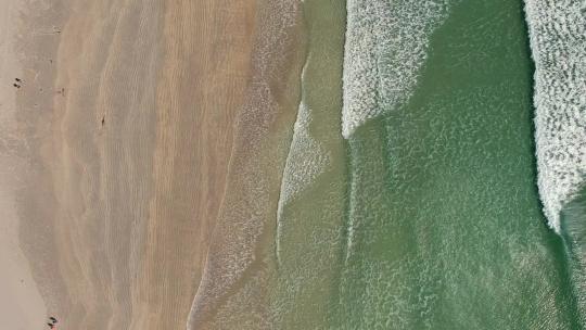 航拍冲向海滩上的波浪视频素材模板下载