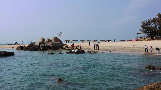惠州三角洲岛沙滩游客游玩低飞前进