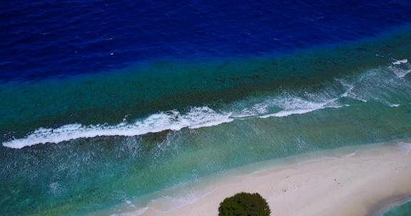 白色天堂海滩和绿松石海背景的日间飞行旅行拍摄