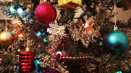 挂在圣诞树上的装饰品