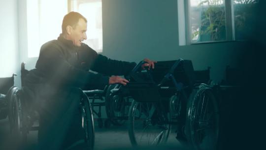 残疾人检查轮椅视频素材模板下载