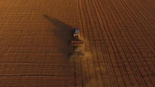 拖拉机和播种机播种田地视频素材模板下载