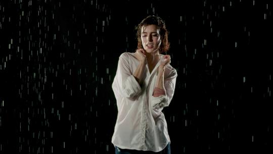 女人在雨中跳舞