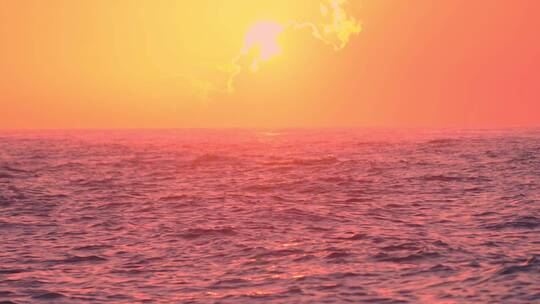 海南博鳌海边日出特写波光粼粼的海面