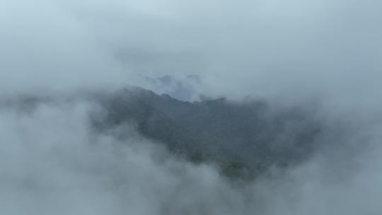 烟雨云雾缥缈的大山