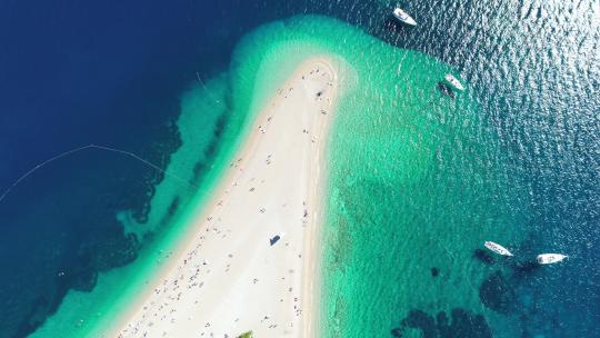 头顶鸟瞰金角兹拉特尼老鼠海滩布拉克克罗地亚无人机鸟瞰视频素材模板下载