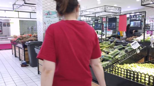 4K  超级市场女人挑选水果