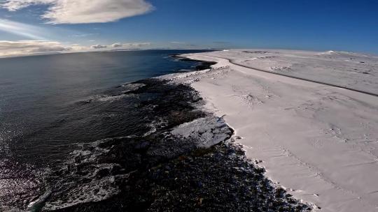 FPV无人机航拍冬日雪景海岸海浪群岛海鸟