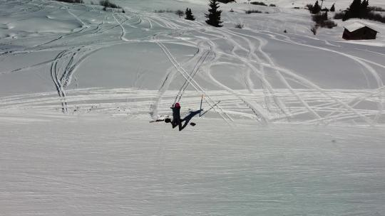 从无人机视图看冬季假期滑雪