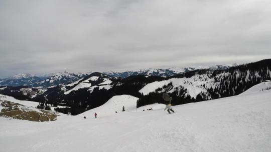 在奥地利埃尔茂的瑞士阿尔卑斯山滑雪和滑雪板滑雪度假村。视频素材模板下载