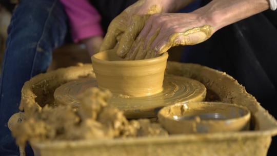 h工匠教小朋友制作陶器