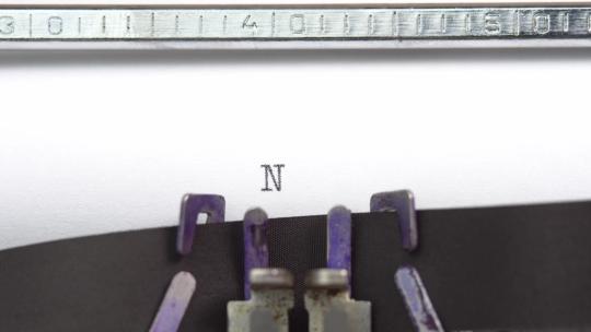 老式打字机正在打字在纸上