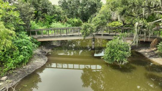 新奥尔良城市公园小溪上的一座桥的反向展示。