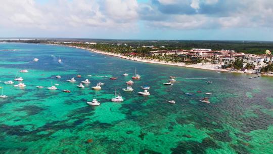 多米尼加共和国的船只和游艇，蓬塔卡纳的巴瓦罗度假村，加勒比海，无人机asc