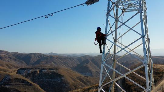 电力工人电塔攀登高空作业 电塔搭建维修