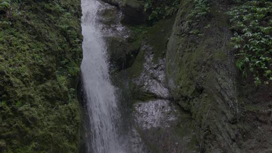 山涧清泉流水