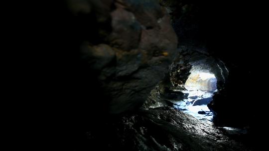 神秘山洞洞口视频素材模板下载