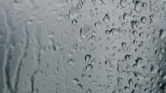 下雨天玻璃 雨水打湿玻璃 水珠下落视频素材模板下载