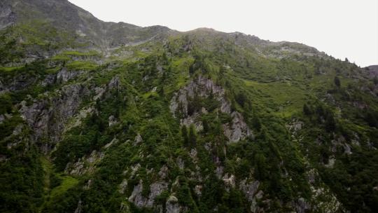 瑞士阿尔卑斯山岩石立面的无人机航拍图。