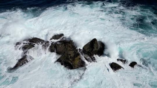 航拍海浪拍打礁石海岸岩石惊涛拍岸浪花