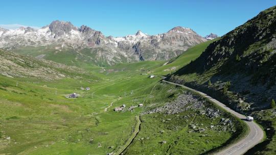 房车房车驾驶Col de la Croix de Fer Mountain Pass在法国阿尔卑斯山-空中跟随视频素材模板下载